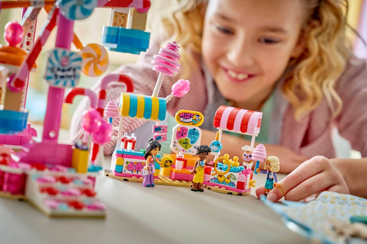 Lego Friends Candy & Cupcake Ferris Wheel 42700
